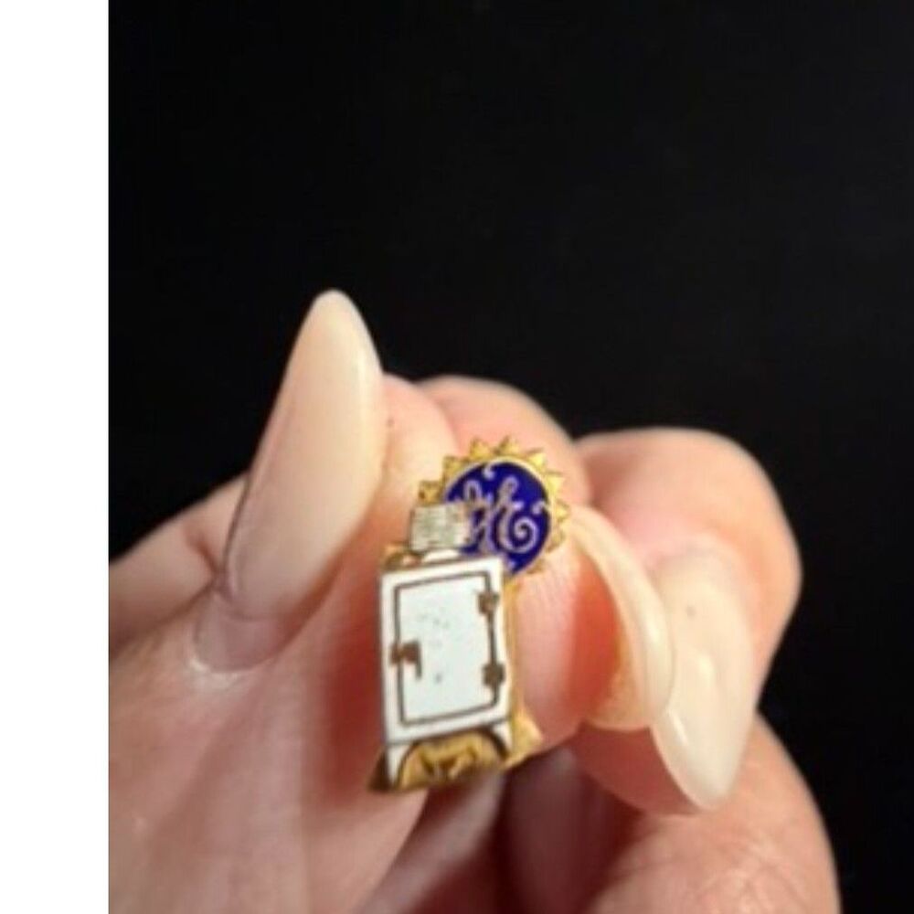 GE Lapel pin
